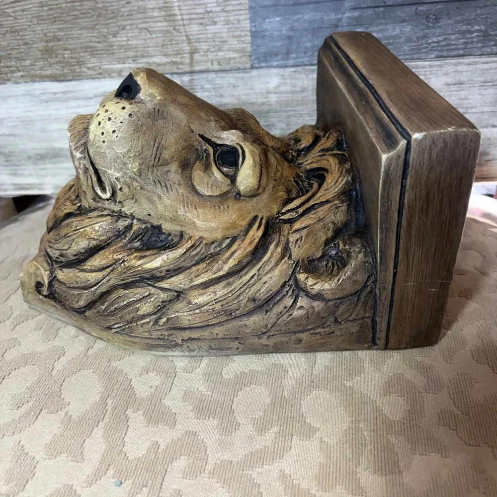 Telle M. Stein Lion Head Wall Bracket Shelf 2001 Stone Bunny Corbel Decor